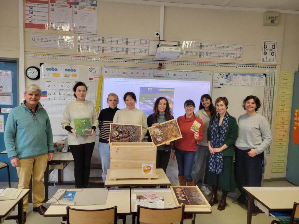 Mardi 2 décembre, notre club a présenté et remis à l'école Schnapper , la mallette pédagogique destinée à sensibiliser les enfants à la protection des abeilles.